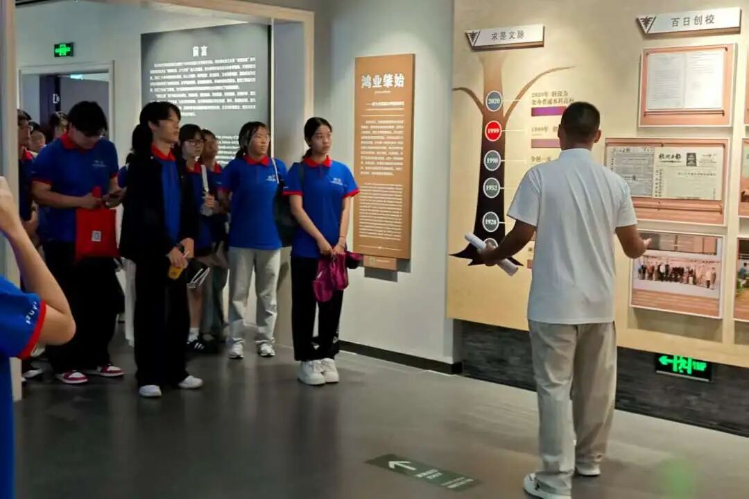 城院之窗展厅 · 校史讲解现场