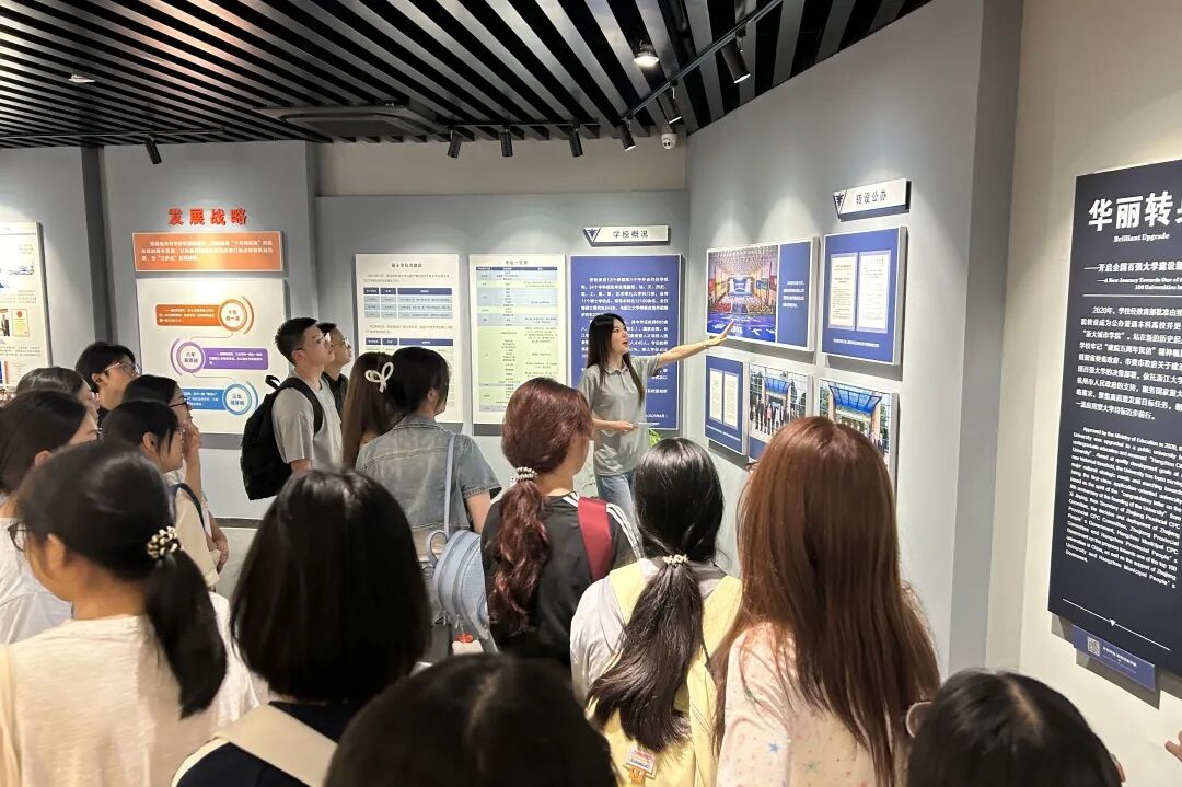宣讲队在城院之窗展厅为一群参观者讲解校史